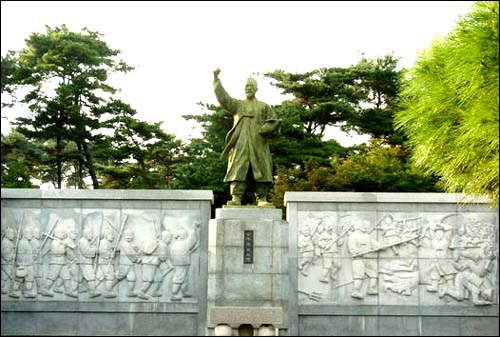 황토현 전적기념관 전봉준 장군 동상.